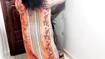 مدام جارها بيقفش بزازها وينيكها على الواقف وتتصور