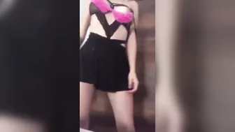 مزة مصرية جامدة واقفه تعرض طيزها لحبيبها