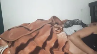 الواد واخدها على السرير وفاشخ طيزها نيك خلفي عنيف