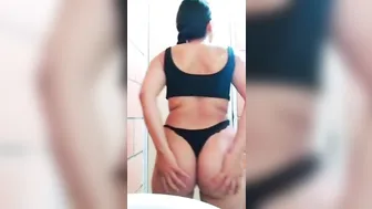 لبوة بتصور النودز وبتدلع وهي بتعرض طيزها وبزازها