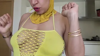 مصرية شرموطة جوزها بيصورها وتعرض بزازها الكبيرة