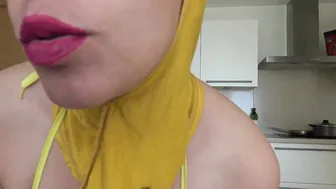 مصرية شرموطة جوزها بيصورها وتعرض بزازها الكبيرة