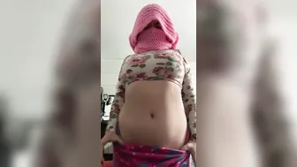 الشرموطة فاشخه بزازها تقفيش على الواقف وتعرض طيزها