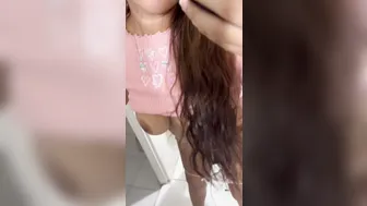 فاجرة بتهيج حبيبها على بزازها وتمص زبه وتتناك خلفي