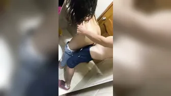 نيك طيز شرموطة مصرية في الحمام بعد تقفيش بزازها