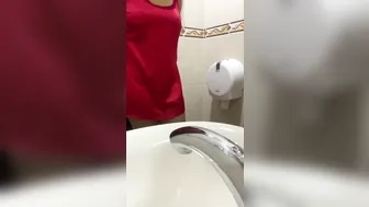 لبوة الواد زانقها في الحمام وبينيك كسها على الواقف