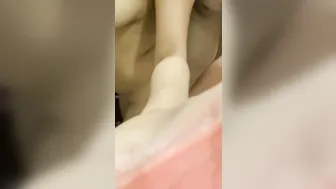 لبوة الواد زانقها في الحمام وبينيك كسها على الواقف