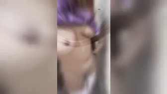 الشرموطة بتتناك خلفي في حمام الكافية وتصور نفسها