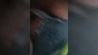 البت بتقلع وتمسك في بزازها بكل هيجان وتتوجع