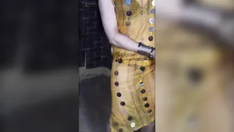 متناكة بترقص للزبون تفتح رجليها على السرير بالفلوس