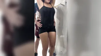 حبيبها بينيكها خلفي على الواقف ويصورها من المراية