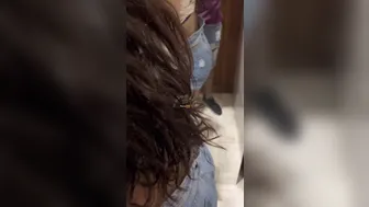 هيجانة بتعرض بزازها الكبيرة وتتناك في الفندق