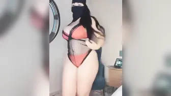 سعودية طيزها كبيرة وبزازها مشدودة بعرض جسمها وتلعب