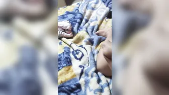 مصري واخد عشيقته البيت وفاشخها نيك على السرير رائع 2025