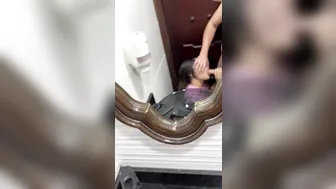 موقفها ومش راحم طيزها نيك خلفي وتتصور في المراية