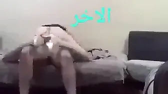 الشرموطة راكبة على زب الزبون وفاشخه كسها على السرير