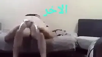 الشرموطة راكبة على زب الزبون وفاشخه كسها على السرير