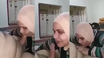 شرموطة محجبة بتمص الزب وتستمتع وهي بتتصور