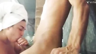 شرموطة خليجية بتمص زب حبيبها في الحمام وتاخده خلفي