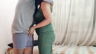 واخد اخته الشرموطة على السرير وفاشخ طيزها نيك خلفي