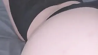 شرموطة بتمص الزب وتحطه على بزازها وتاخده في كسها