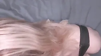 شرموطة بتمص الزب وتحطه على بزازها وتاخده في كسها
