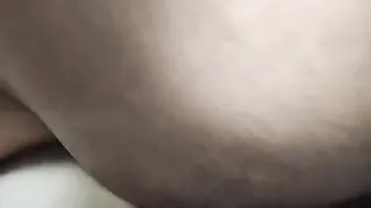 بيقلعها وبينزل تقفيش في فخادها وينيكها بجميع الاوضاع