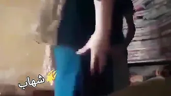 شرموطة ابن عمها بيديها زبه تمصله وتتناك خلفي