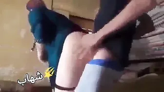 شرموطة ابن عمها بيديها زبه تمصله وتتناك خلفي