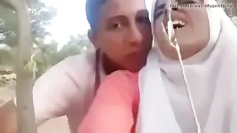 محجبة مغربية مبسوطة بالتصوير وتتناك خلفي في الغيط