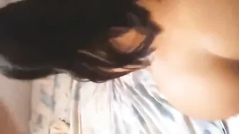 عراقيه طيزها نار الزب بيرشق فيها كامل على سرير الفندق