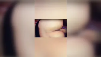 شرموطة بتهيج الزبون على طيزها الجامدة وتتناك خلفي