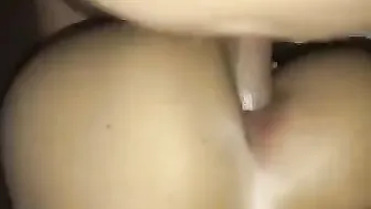 الواد نازل نيك عنيف في طيز الممحونة ويصورها