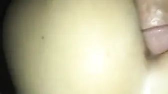 الواد نازل نيك عنيف في طيز الممحونة ويصورها