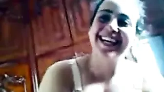 متناكة مصرية فلاحة بتمص في الزب وكلها هيجان وتتناك