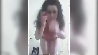 احلى رقص ودلع من مربربة مصرية بالطقم الاحمر