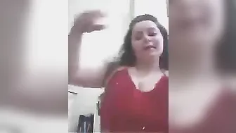 احلى رقص ودلع من مربربة مصرية بالطقم الاحمر