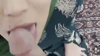 متناكه محجبه ماسكه في الزب وفشخاه مص وتدليك زي المحرومه