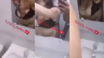 لبوه واقفه تتناك خلفي في الحمام وبتصور نفسها وتتشرمط