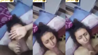 قحبة خليجية تمص زب عشيقها على السرير وتتصور