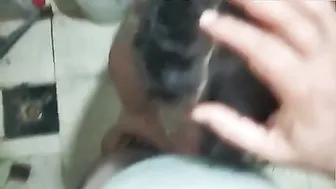 شرموطة مصرية بتتصور من جوزها وتقوله يلا حطه في طيزي