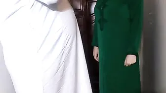 مصرية البواب بيضرها على طيزها ويحط زبه على الواقف