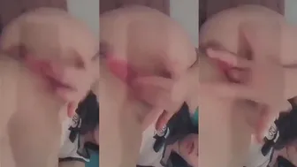 بت كسها وردي بتصوره لحبيبها وتدخل صوابعها وتلعب