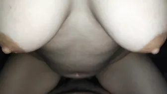 محجبة خليجية ببزاز كبيرة بتبلع الزب كامل في كسها وتتوجع