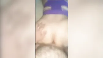 بترفع طيزها الكبيرة لحبيبها وتخليه ينيكها بعنف