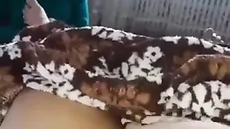 ممحونة نايمه جمب جوزها وبتصور كسها لحبيبها