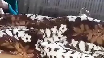 ممحونة نايمه جمب جوزها وبتصور كسها لحبيبها