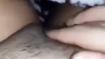 ممحونة نايمه جمب جوزها وبتصور كسها لحبيبها