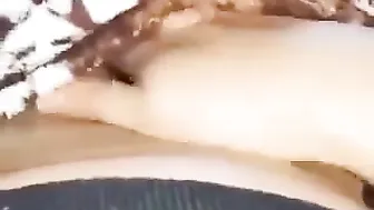 ممحونة نايمه جمب جوزها وبتصور كسها لحبيبها