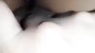 ممحونة نايمه جمب جوزها وبتصور كسها لحبيبها